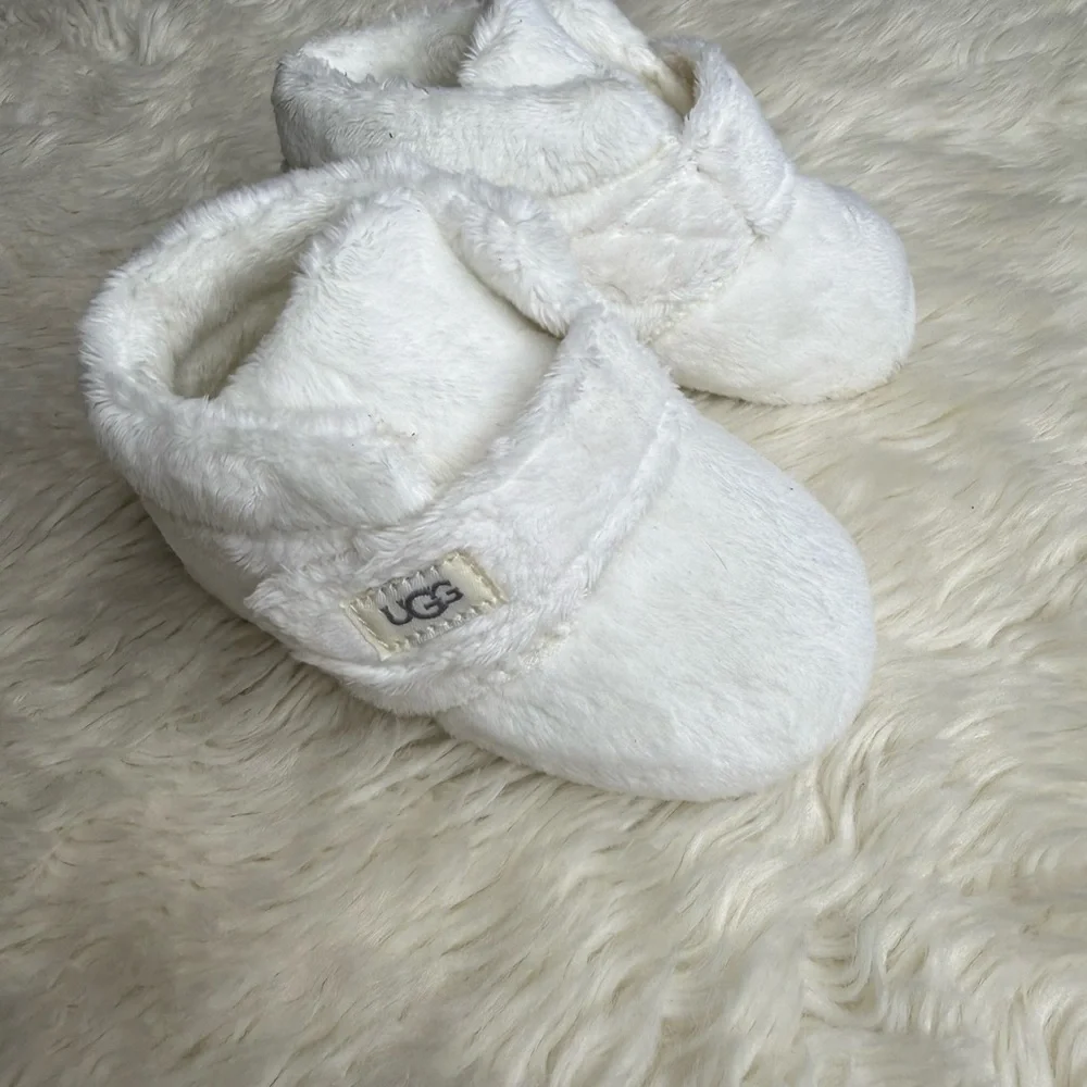 UGG Baby Bixbee Bootie Vanilla White Baby Walker Shoes Size 4 / 5